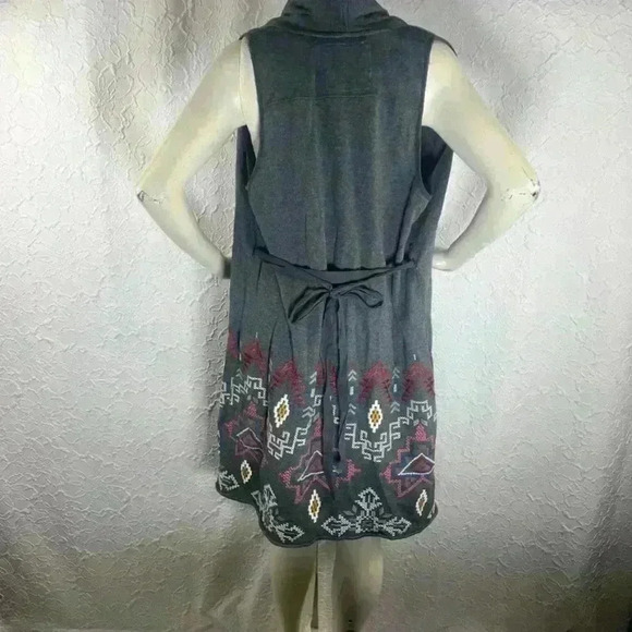 Johnny was Tisha Dark Gray Embroidered Sleeveless Cardigan - Picture 7 of 7